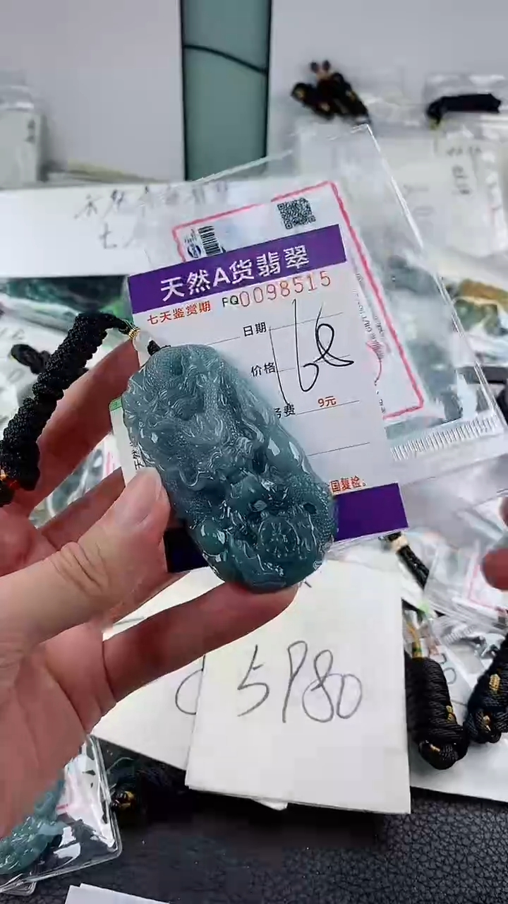 翡翠未镶嵌颈饰                 