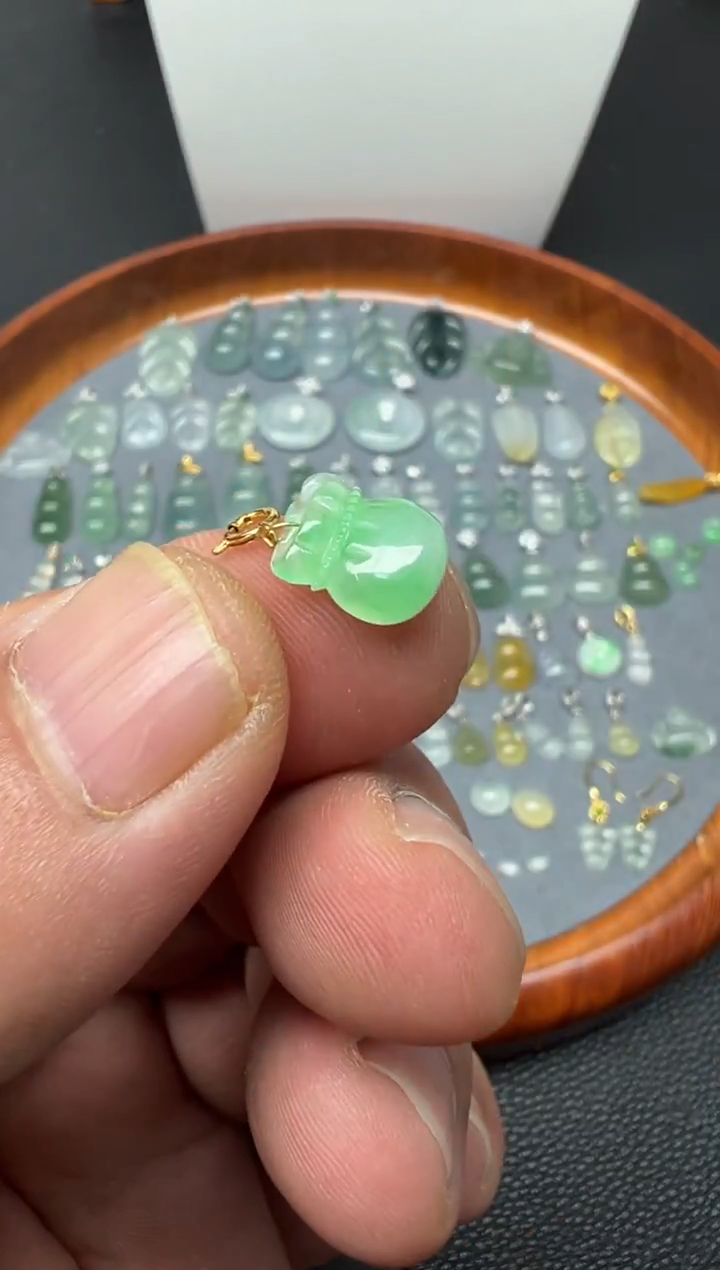 颈饰18K金镶嵌翡翠（31号） 纯天然A货缅甸翡翠小滴溜