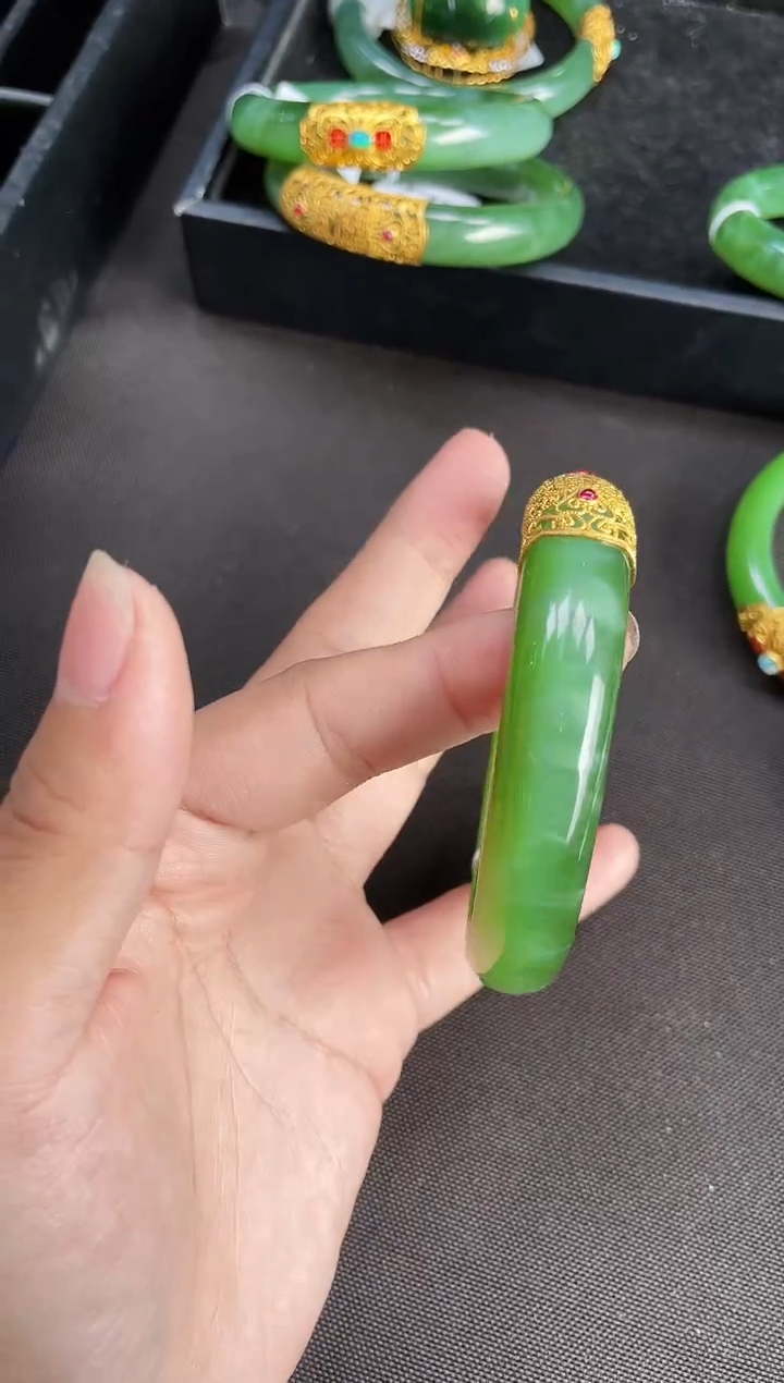 【闪购商品】和田玉手镯18K金镶嵌55多样性发一