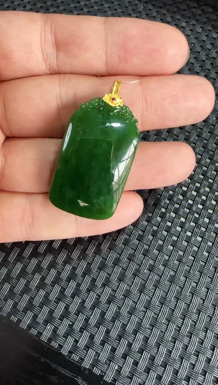 【闪购商品】和田玉吊坠18K金镶嵌菠菜绿无事牌