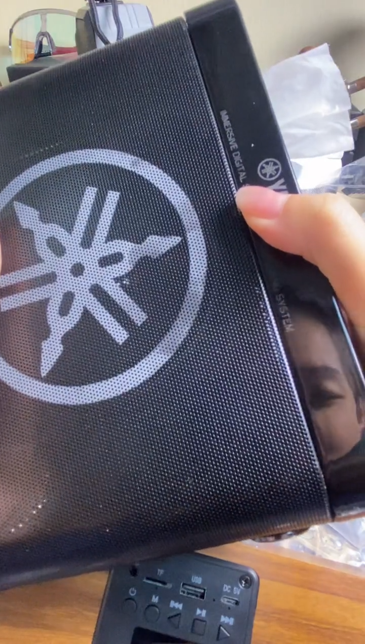 旁*者黑色唱歌带麦克