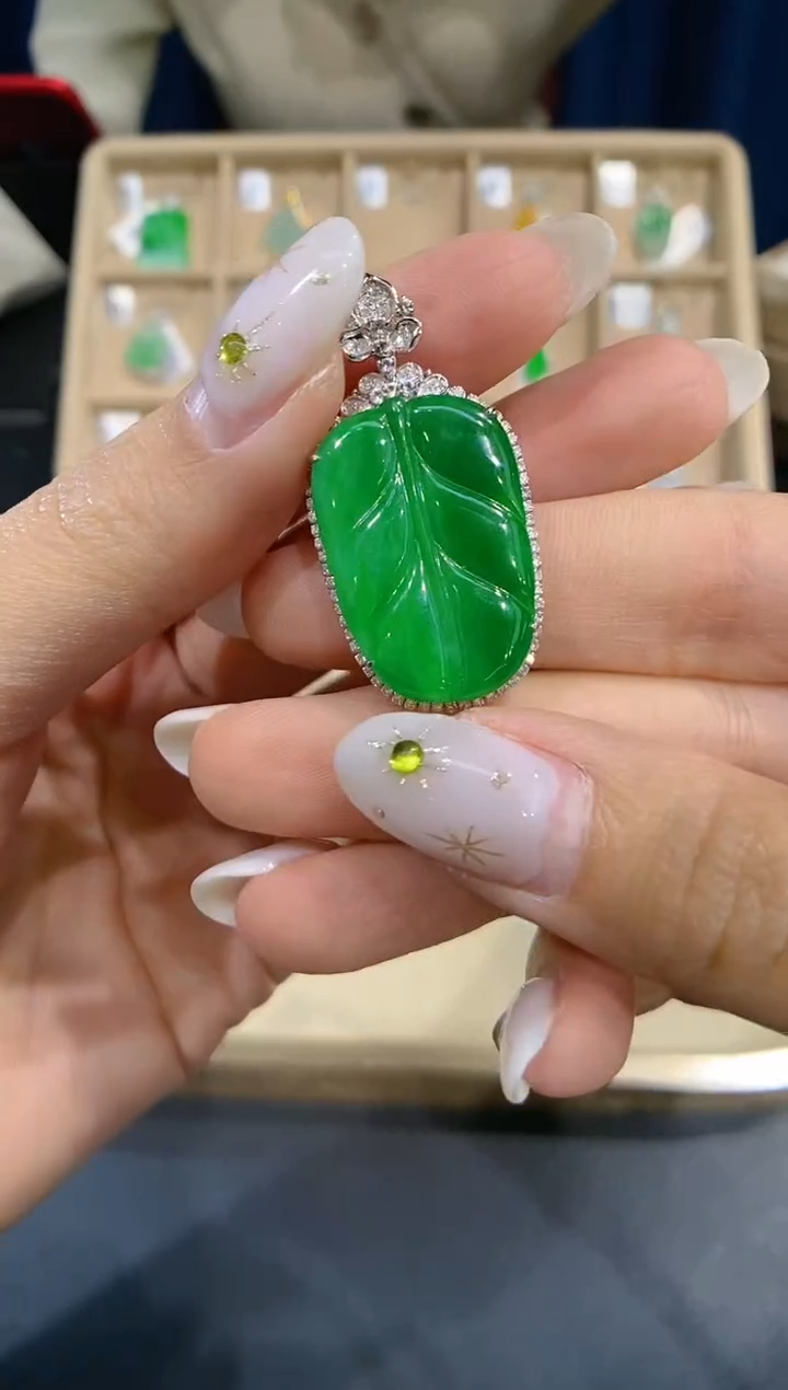 【闪购商品】翡翠颈饰18K金镶嵌叶子