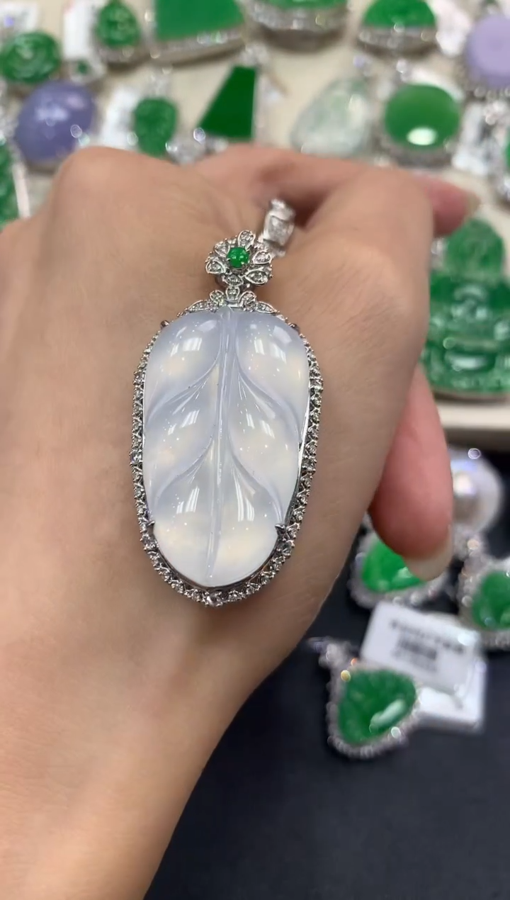 【闪购商品】翡翠吊坠(不含链)18K金镶嵌q81       