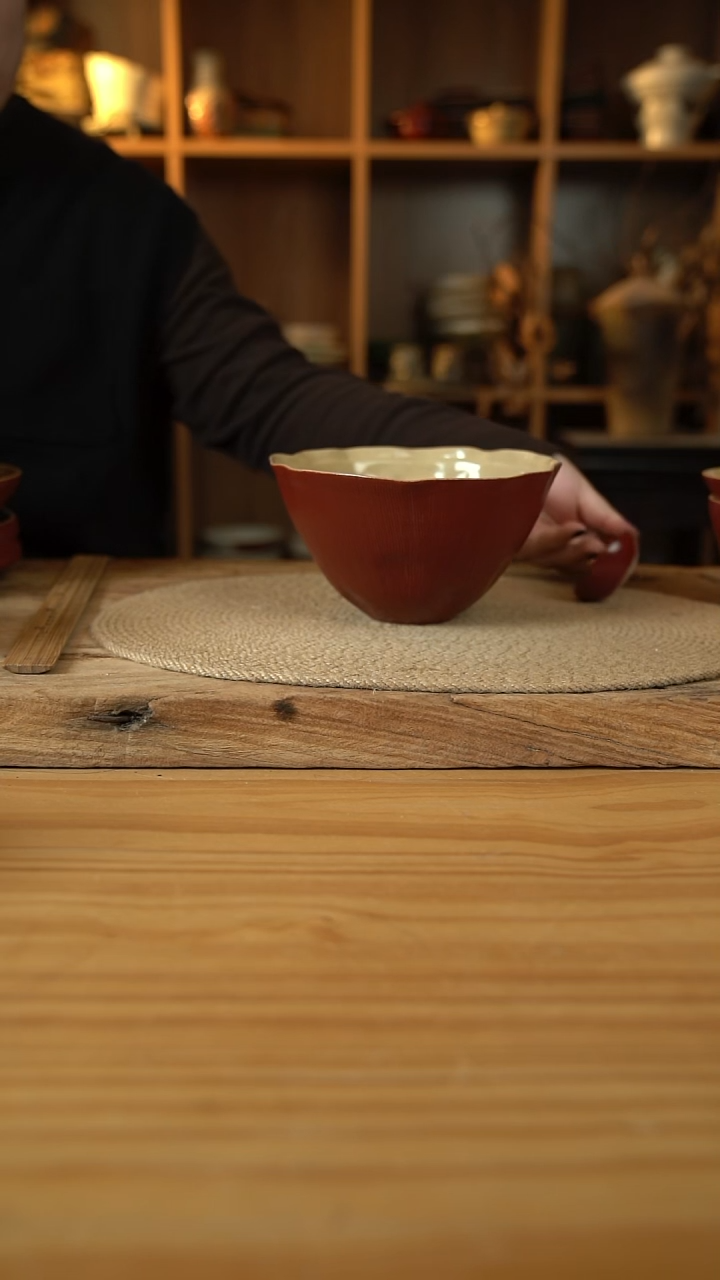 复古红系列的7英寸手捏荷叶边面碗1个