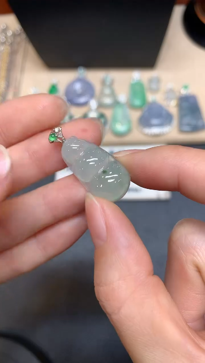 【闪购商品】翡翠颈饰18K金镶嵌福豆【无服务费