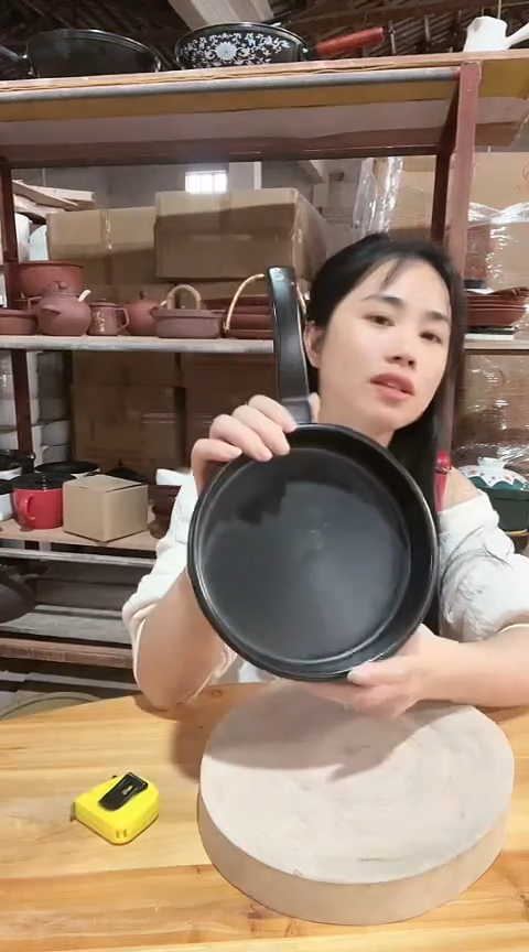 陶大瑕疵黑色手柄煎盘打磨