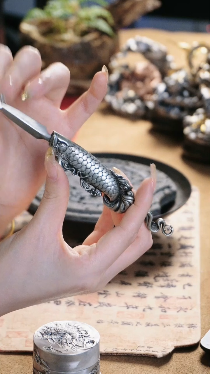 【闪购商品】复古白铜银色龙鱼设计