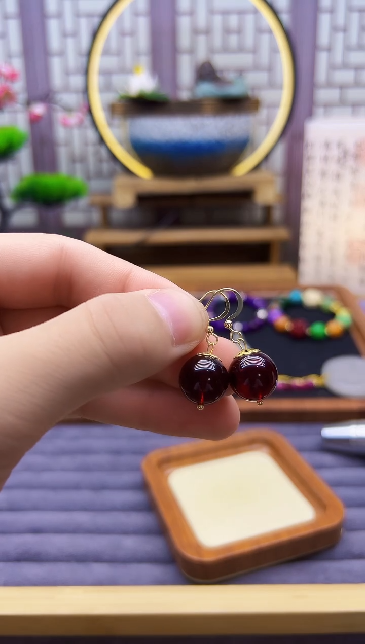 14K金镶嵌血珀耳饰E329