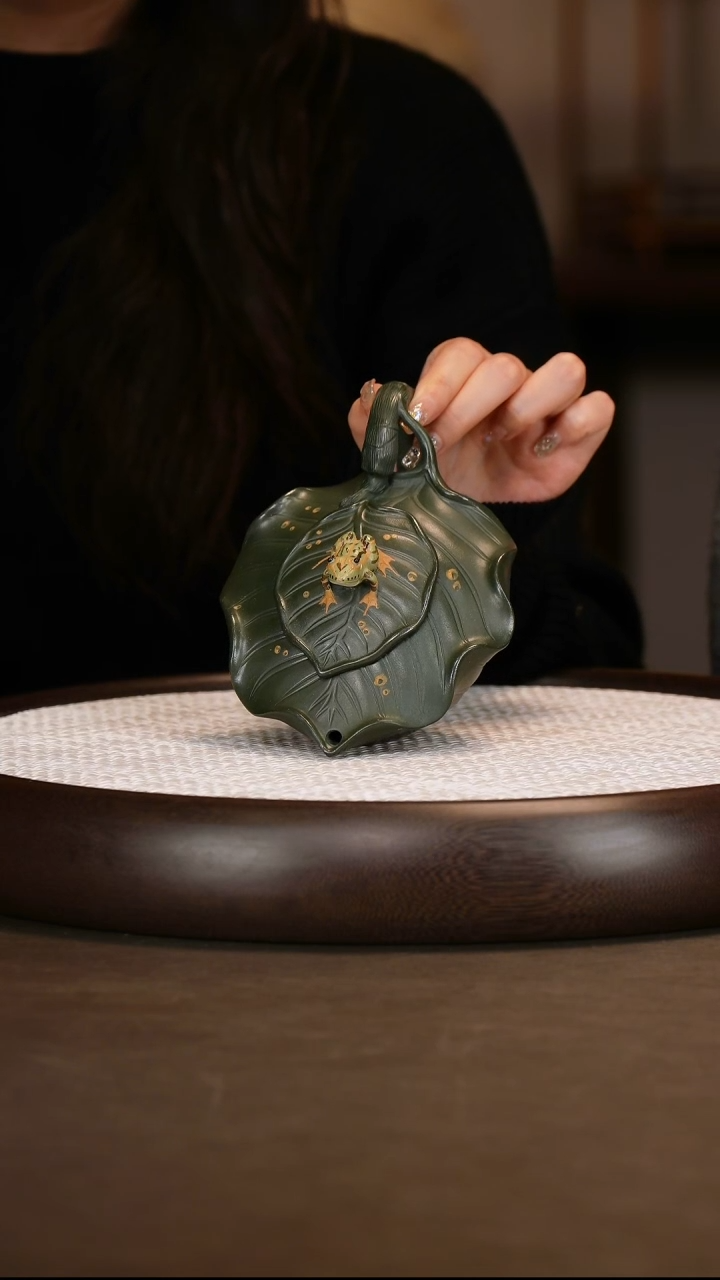 【鲍宜明】荷叶壶 老绿泥  260c