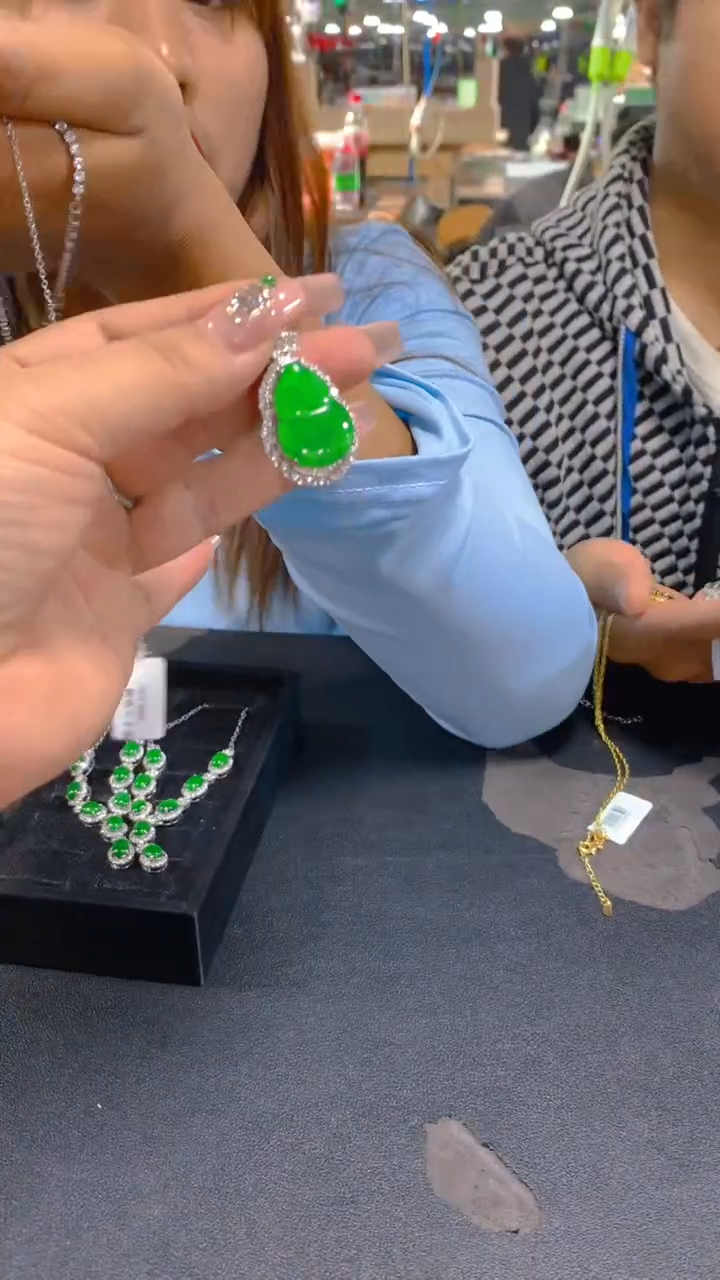 【闪购商品】翡翠吊坠(赠链)银S925镶嵌0967952595多样性发其一