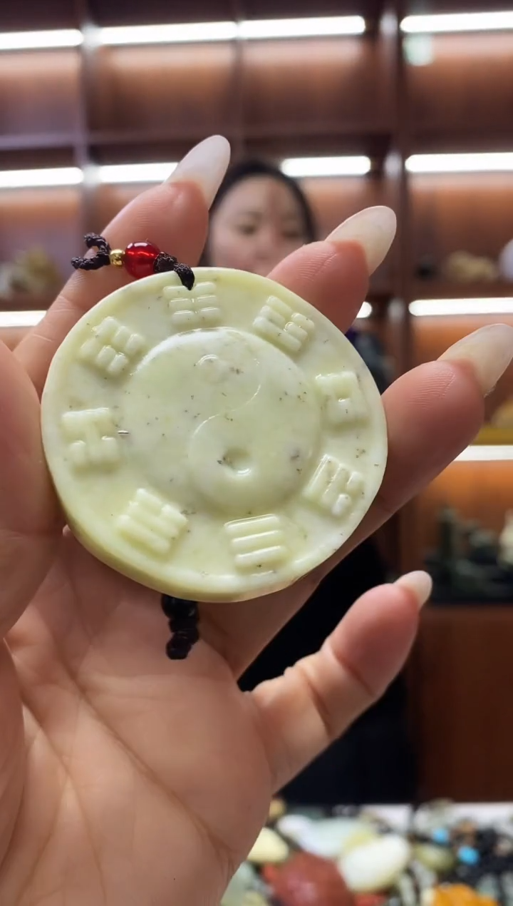 未镶嵌蛇纹石玉吊坠    