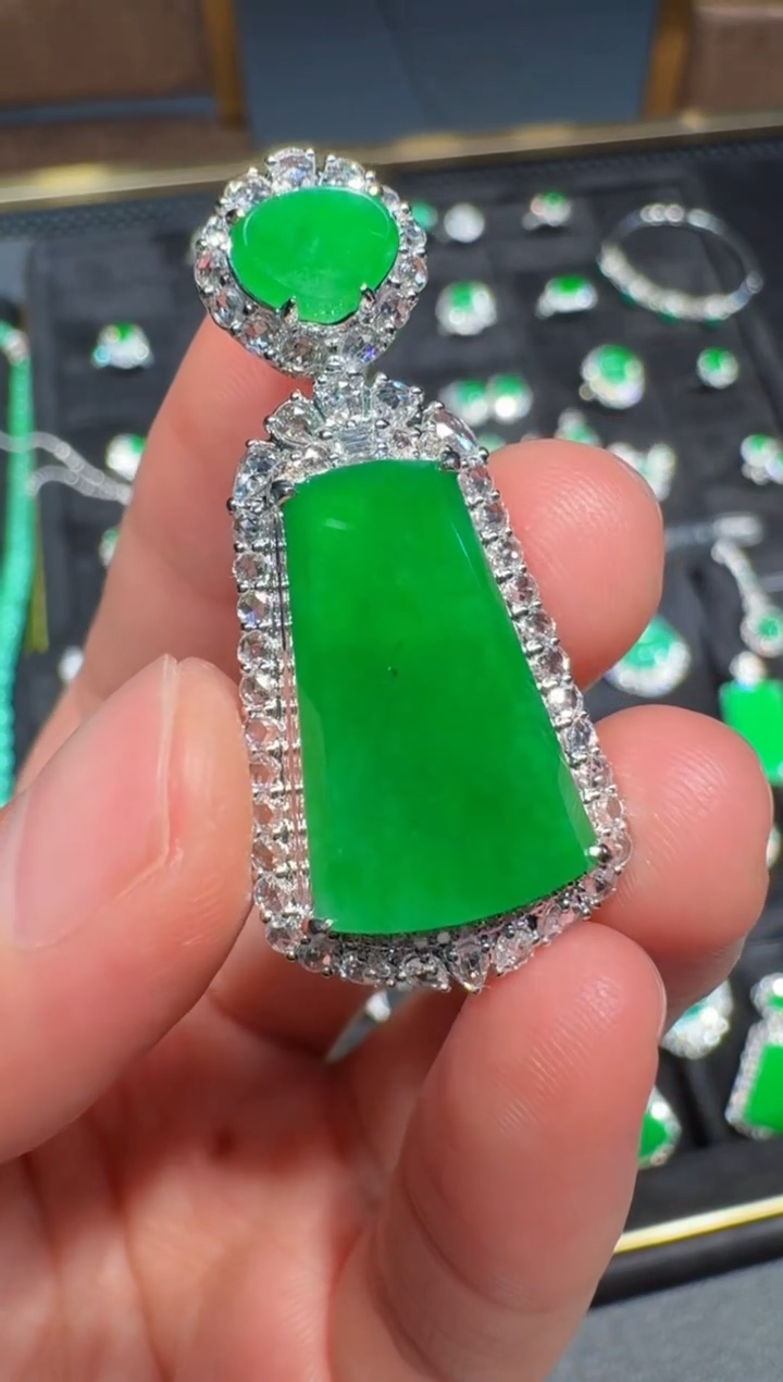 【闪购商品】翡翠吊坠(不含链)18K金镶嵌冰浓阳方牌