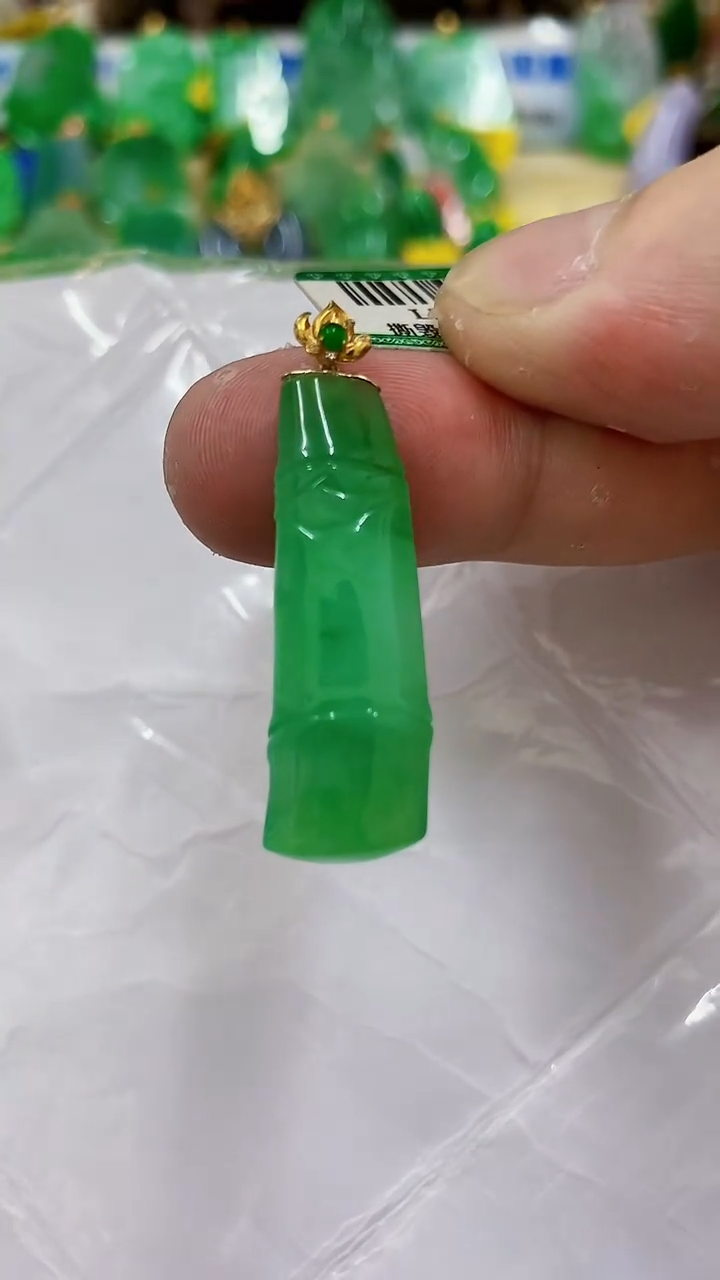 翡翠18K金镶嵌颈饰挂件