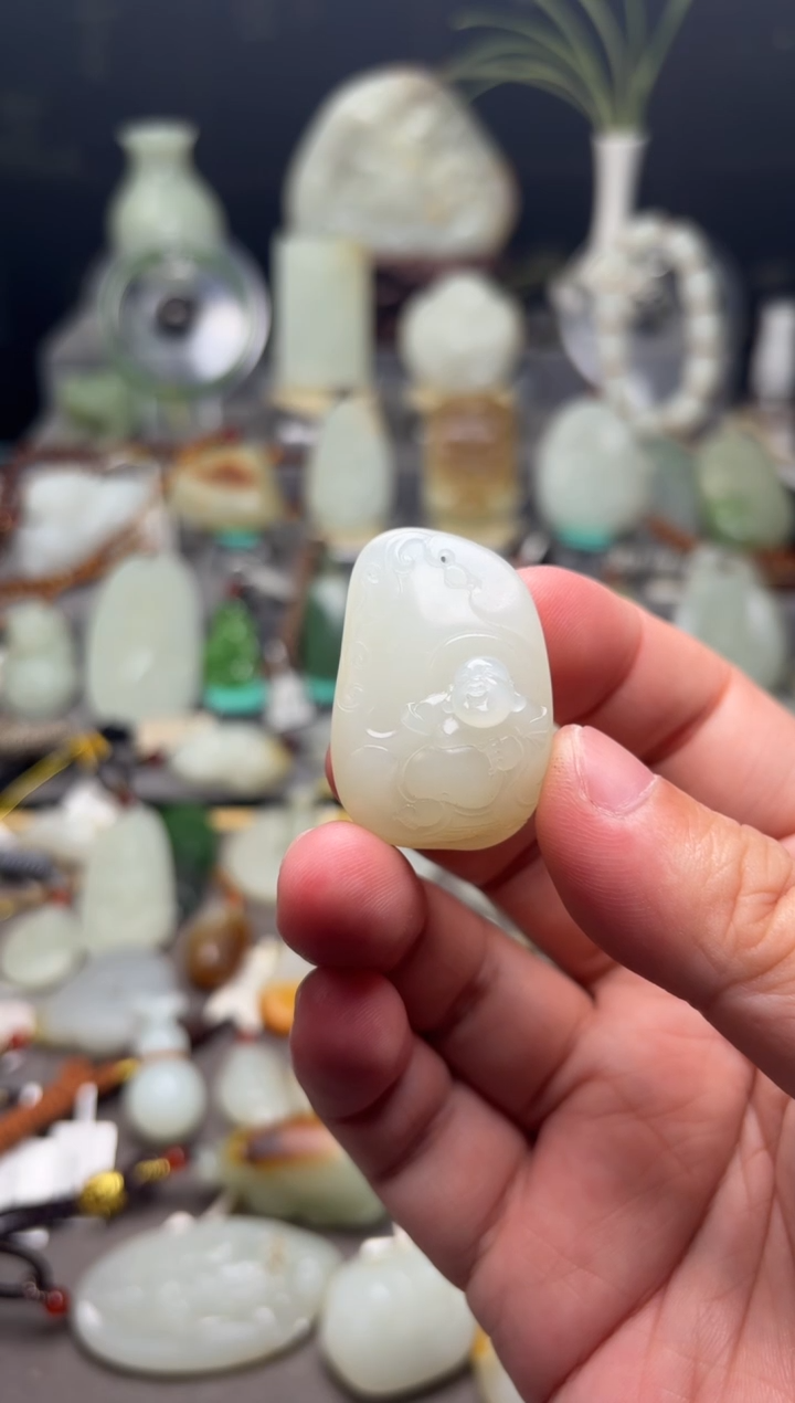 颈饰未镶嵌和田玉与***。佛公