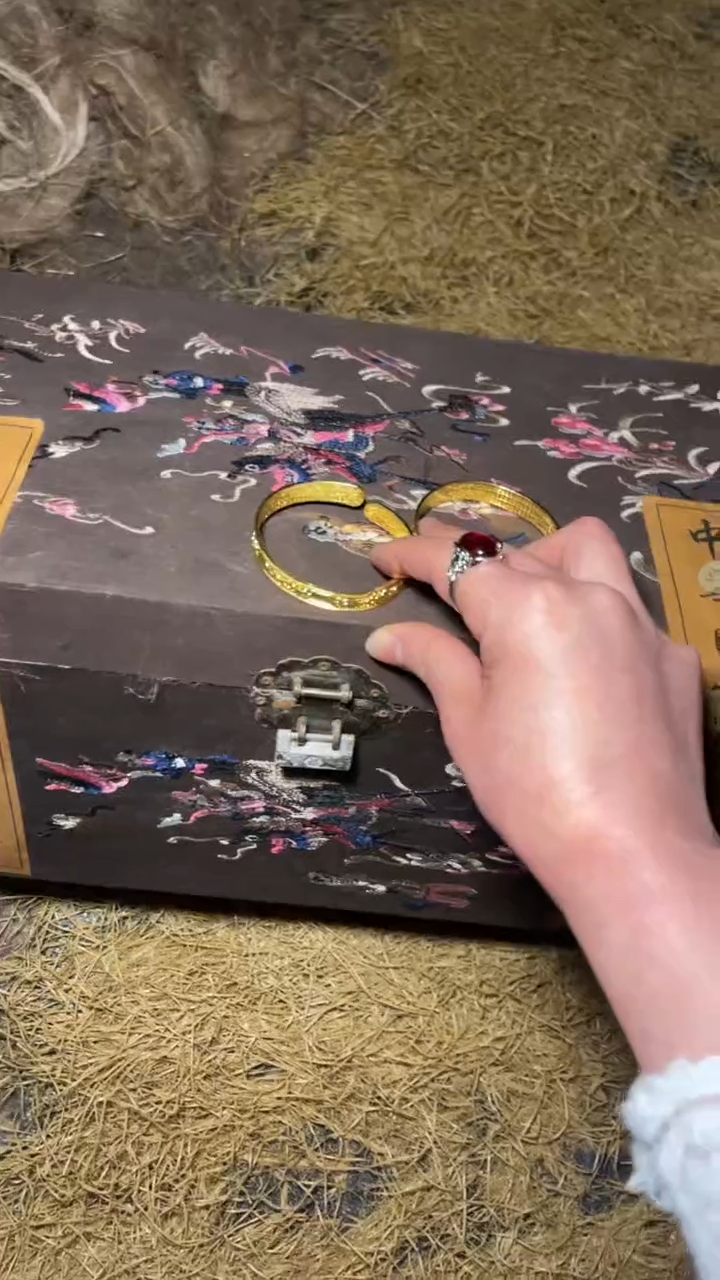 木木摆件高端精美咖色人物刺绣一件链接