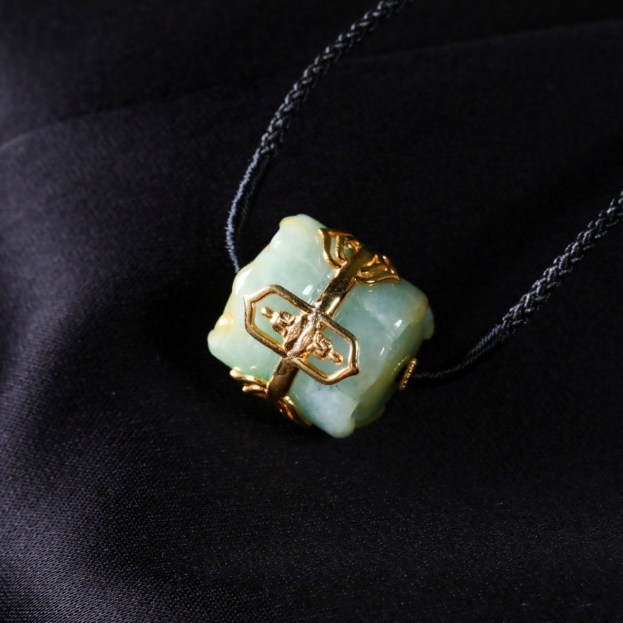 【意婵】《心净莲》18K金镶嵌缅A黄加绿老翡翠精雕并蒂莲项链-912932