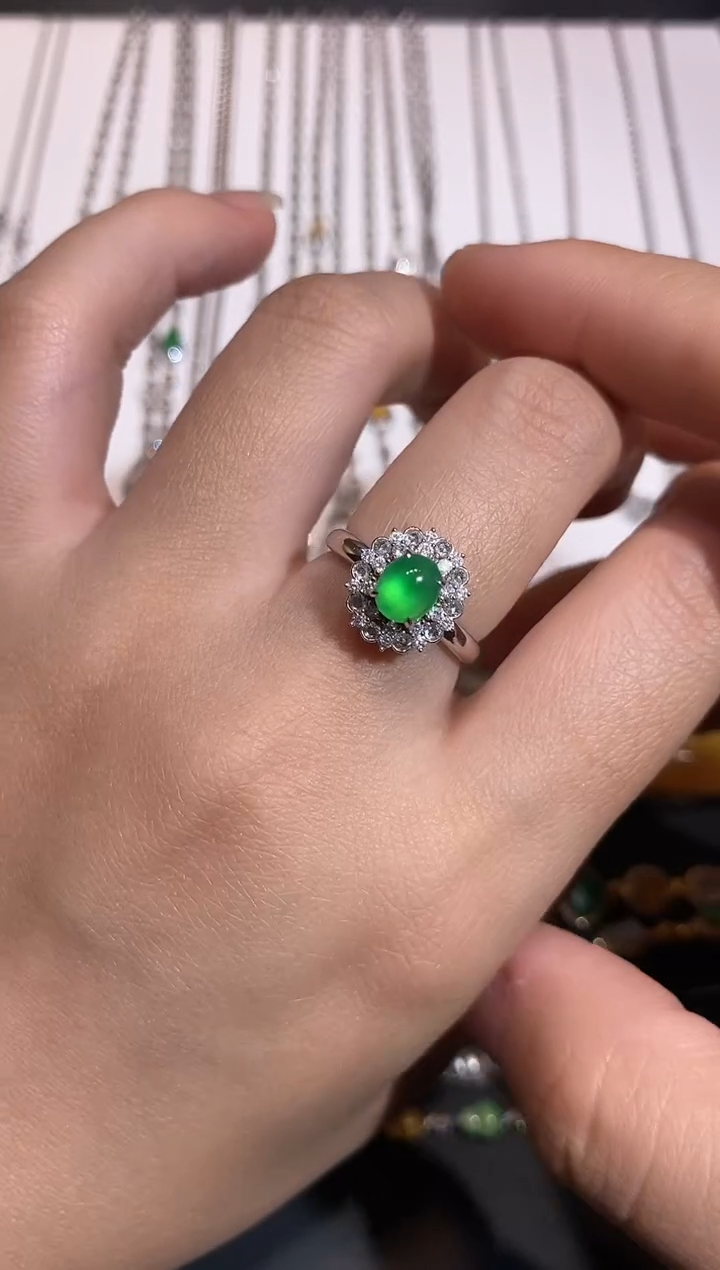 颈饰18K金镶嵌翡翠戒指