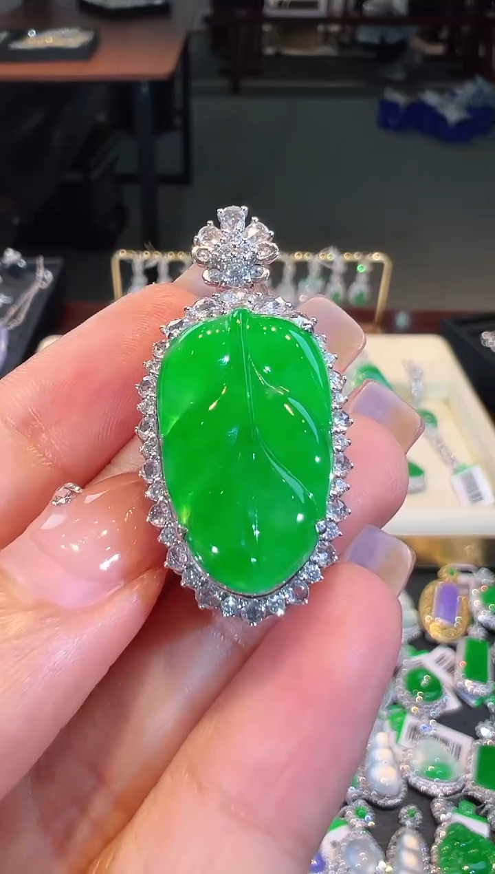 【闪购商品】翡翠吊坠(不含链)18K金镶嵌翡翠