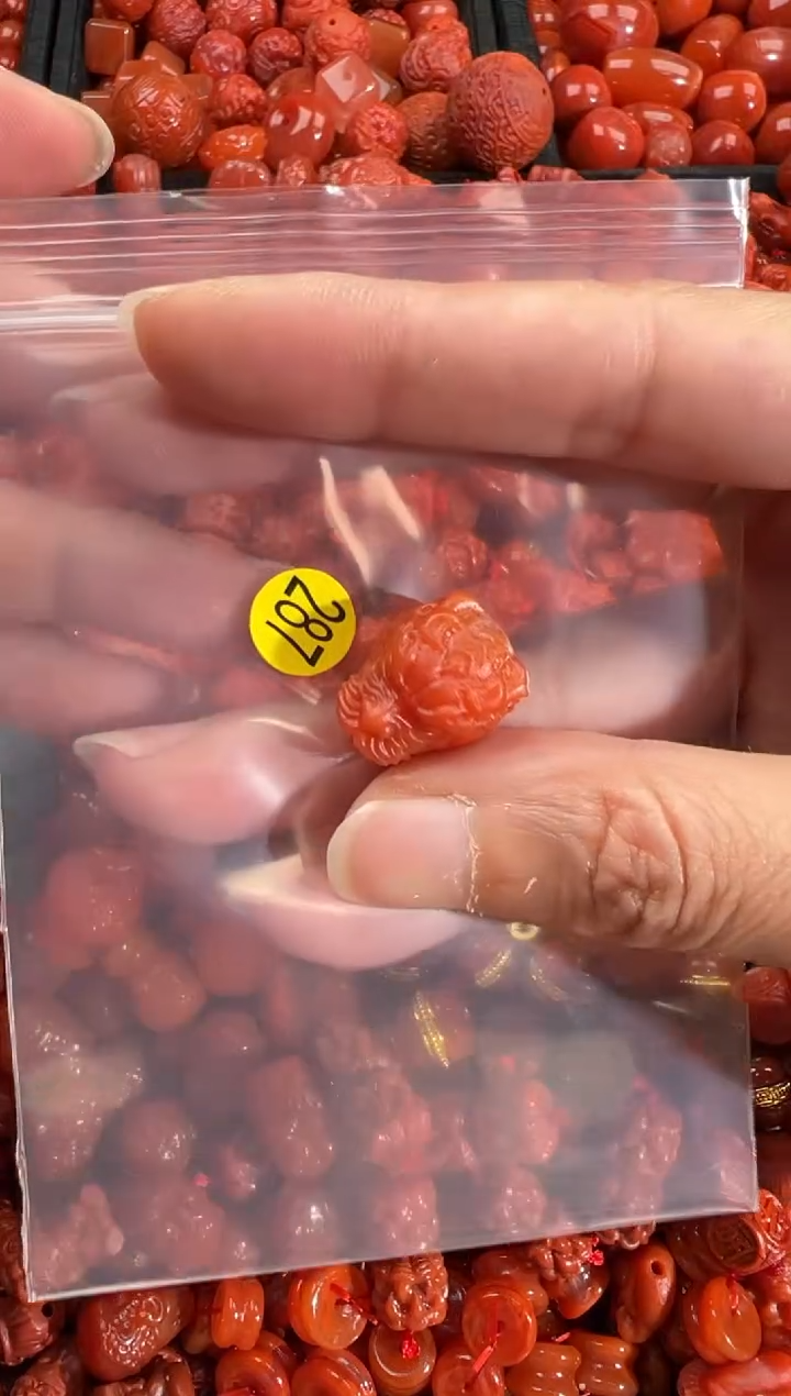 南红玛瑙未镶嵌颈饰1