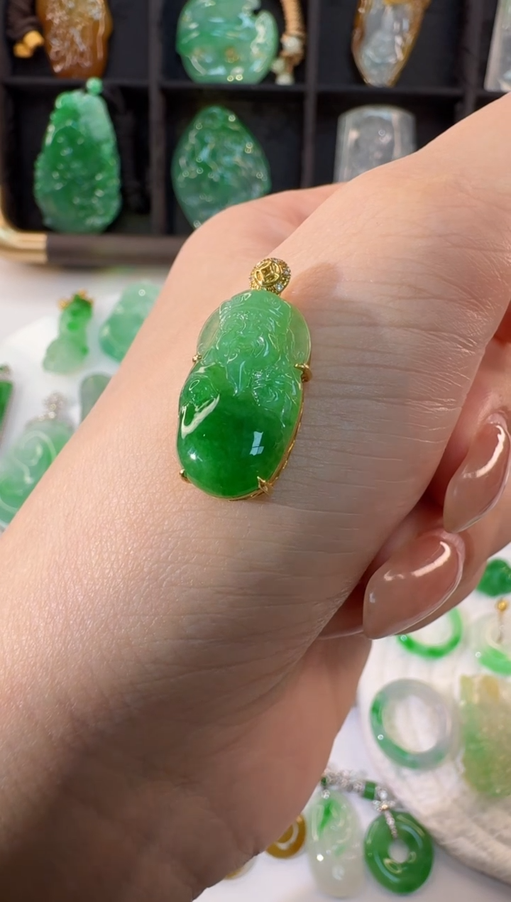 颈饰18K金镶嵌翡翠L**?缅甸A货翡翠