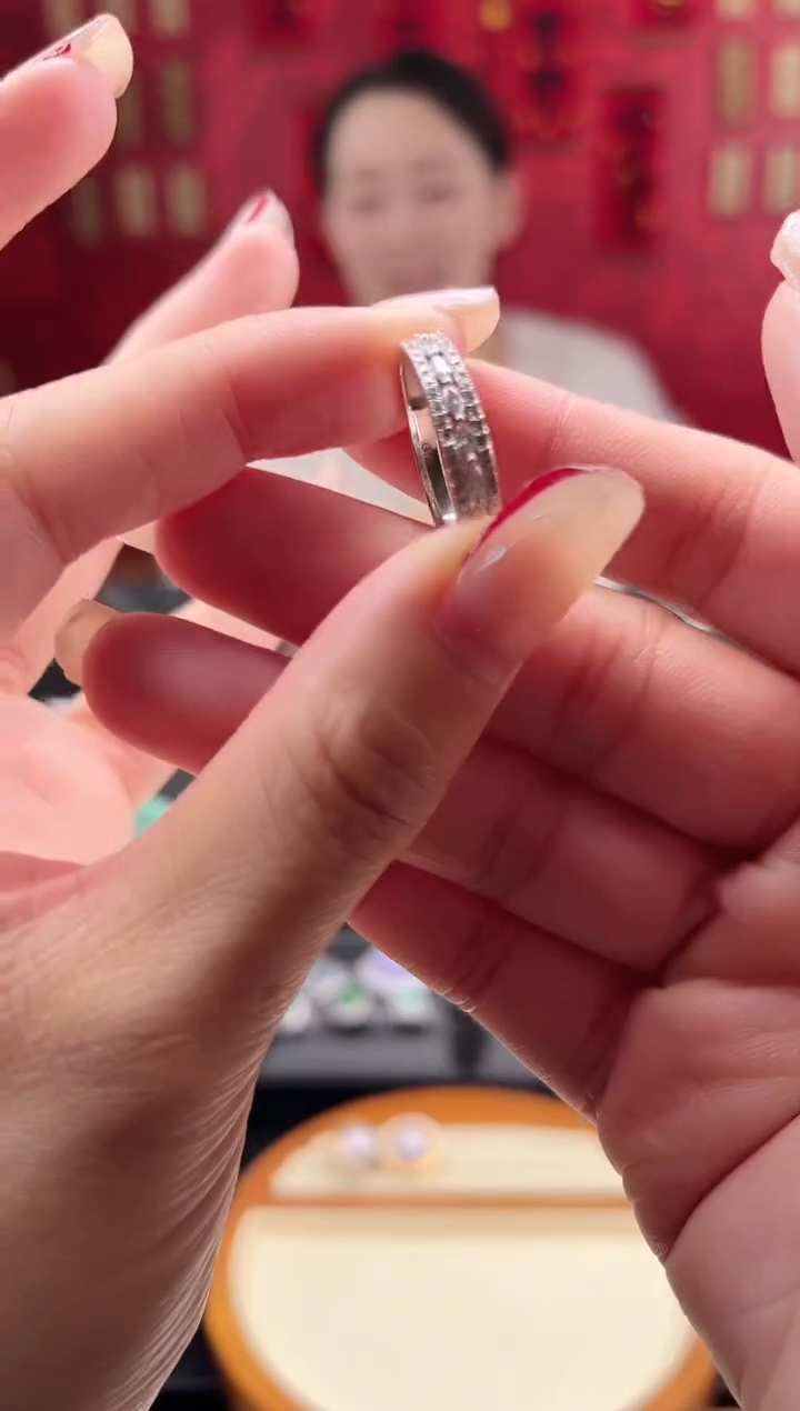 【闪购商品】钻石戒指/指环18K金镶嵌戒指