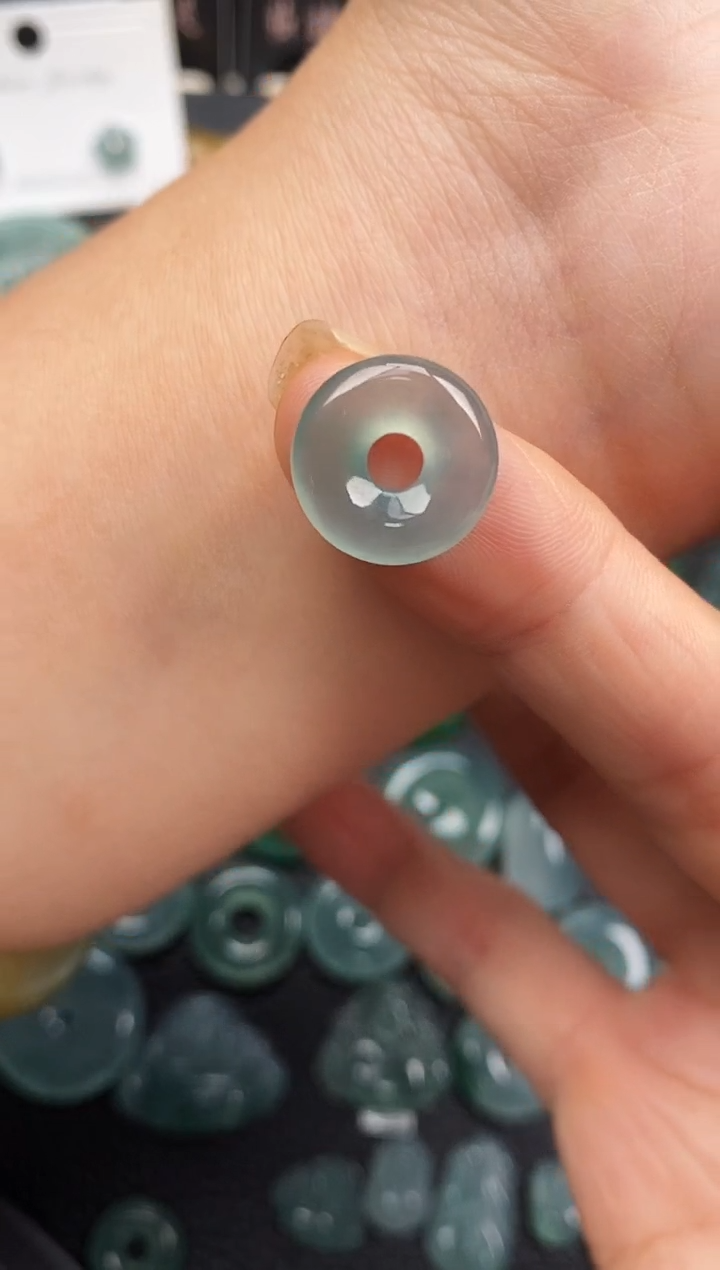 翡翠未镶嵌颈饰甜甜圈