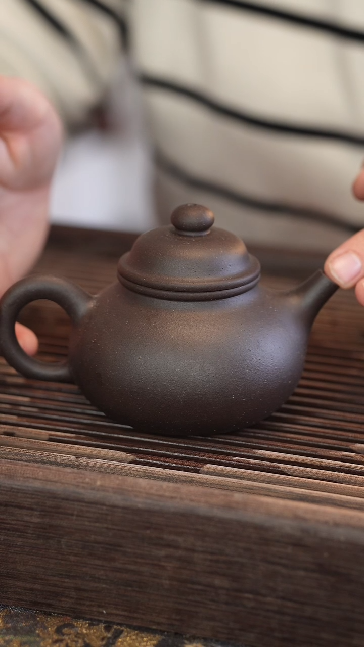 茶壶紫砂容天 黑金砂 半手工 200cc