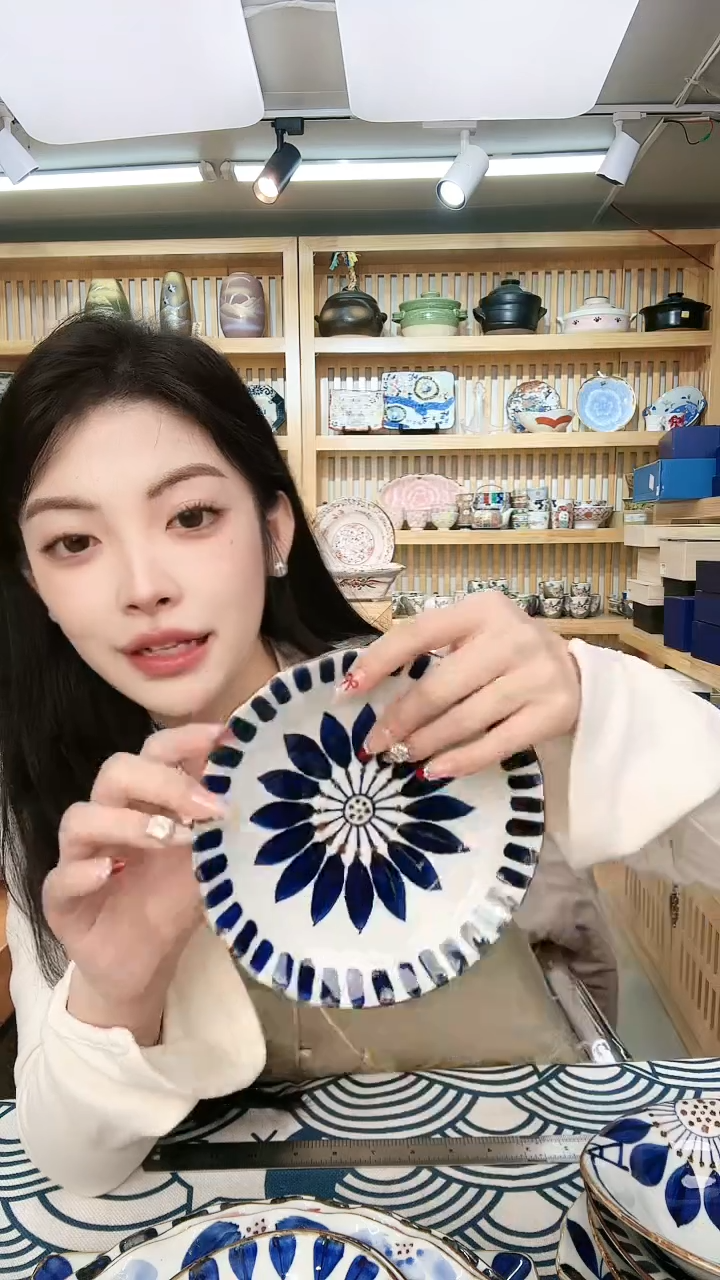 【闪购商品】盘翔芳窑太阳花花边小圆盘17.2cm022