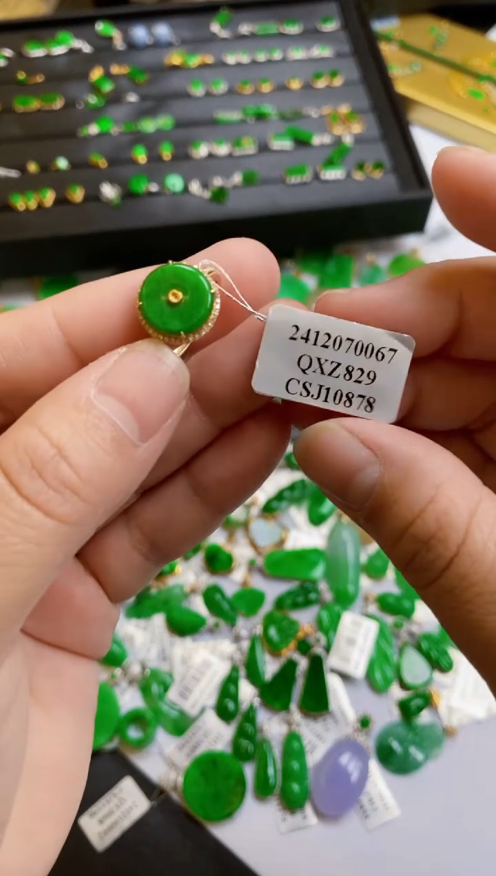 【闪购商品】翡翠颈饰18K金镶嵌戒指
