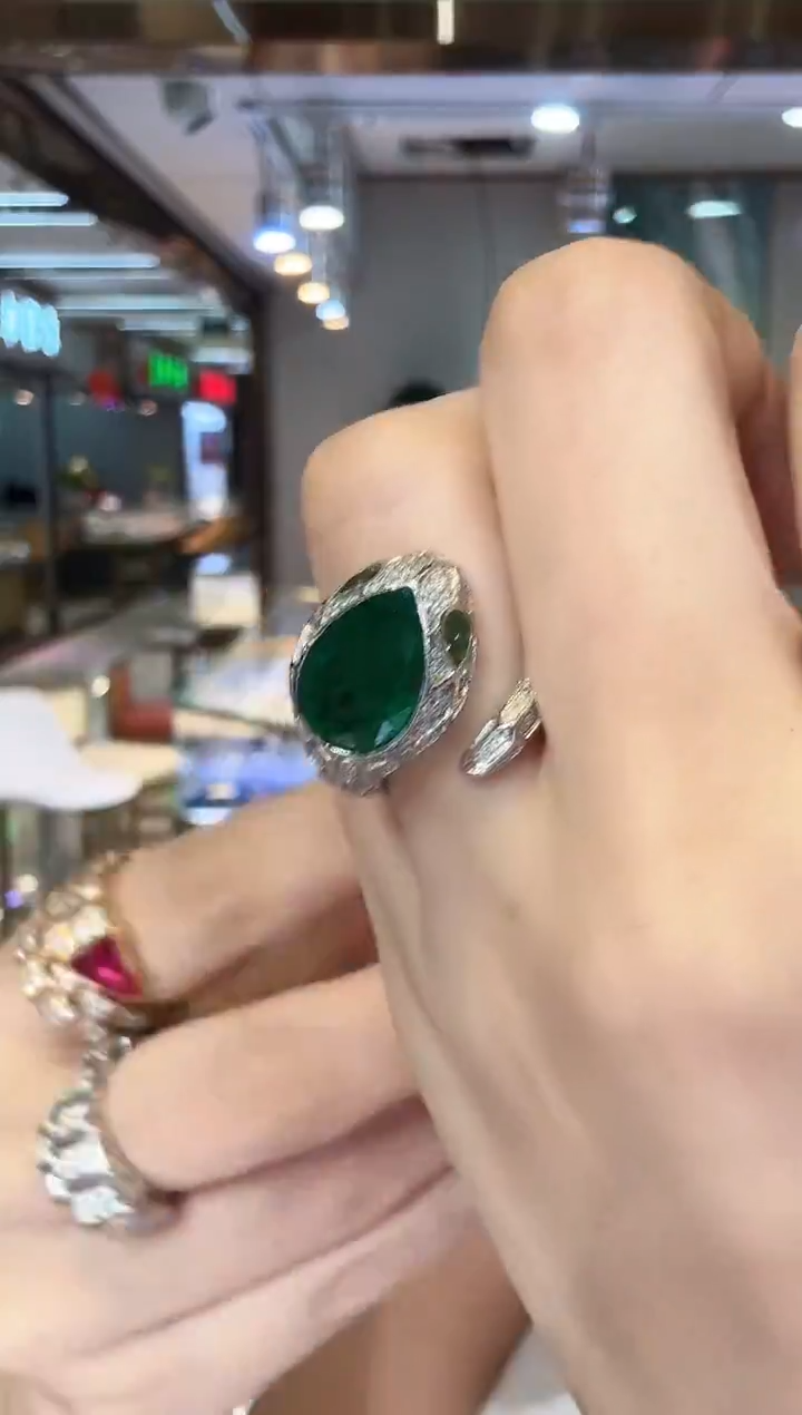 18K金镶嵌戒指祖母绿3.63ct