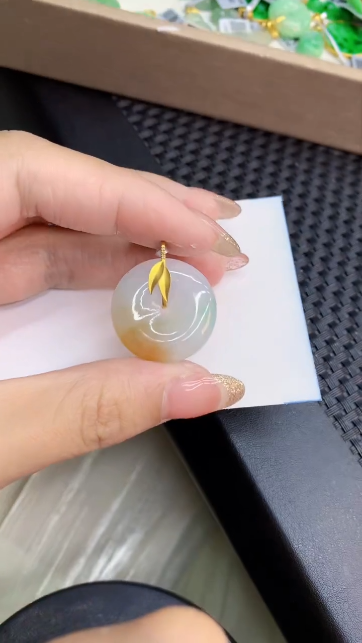翡翠18K金镶嵌颈饰             8
