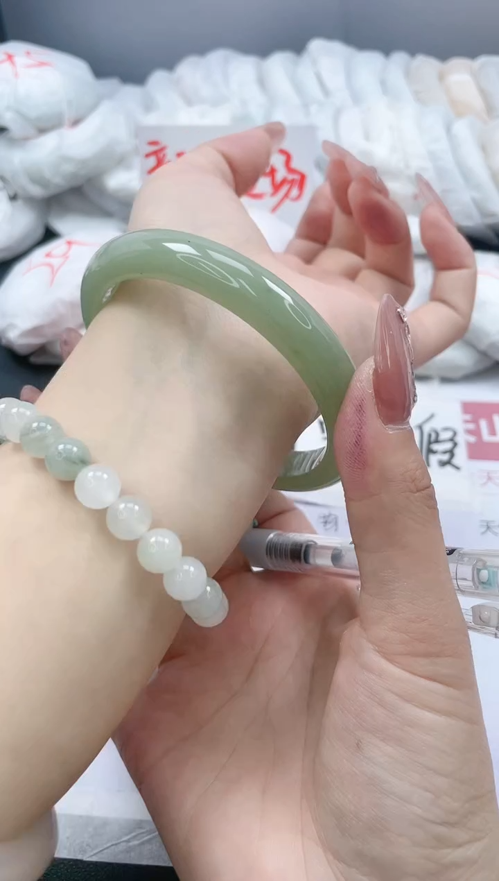 【闪购商品】石英质玉手镯未镶嵌151/64.4