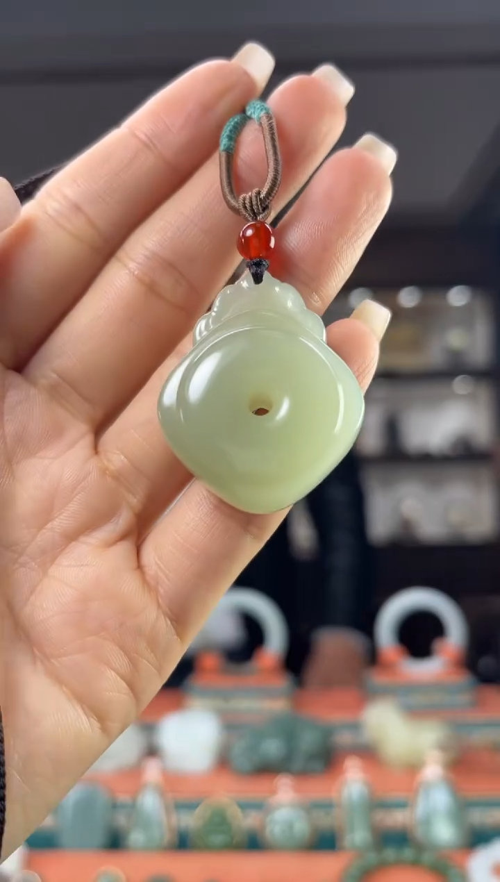 颈饰未镶嵌和田玉佩佩