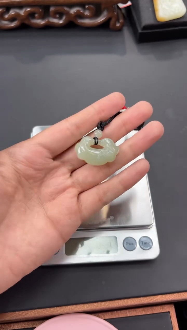 【闪购商品】和田玉吊坠(赠链)未镶嵌且末微色差近矿吊坠