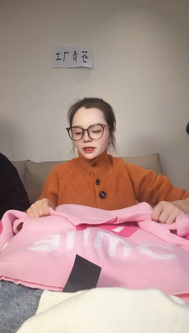 姗大草莓开衫120笑脸毛衣粉色140