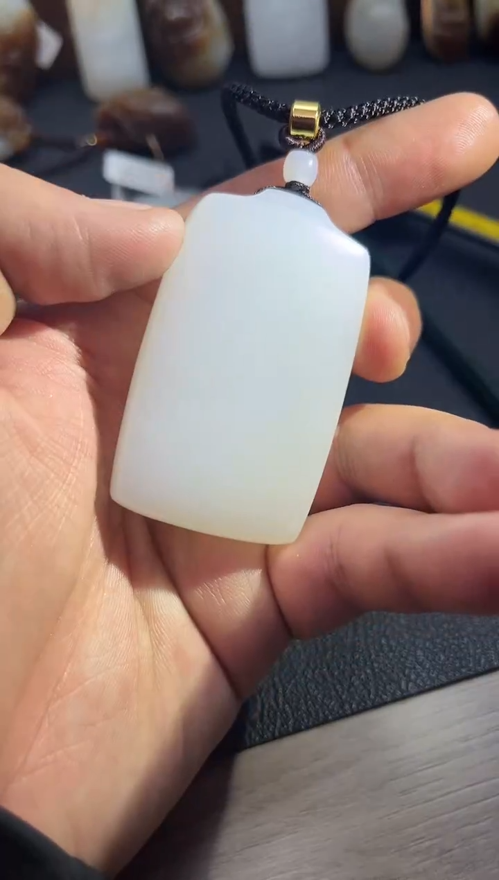 【闪购商品】和田玉颈饰未镶嵌黑山无事牌