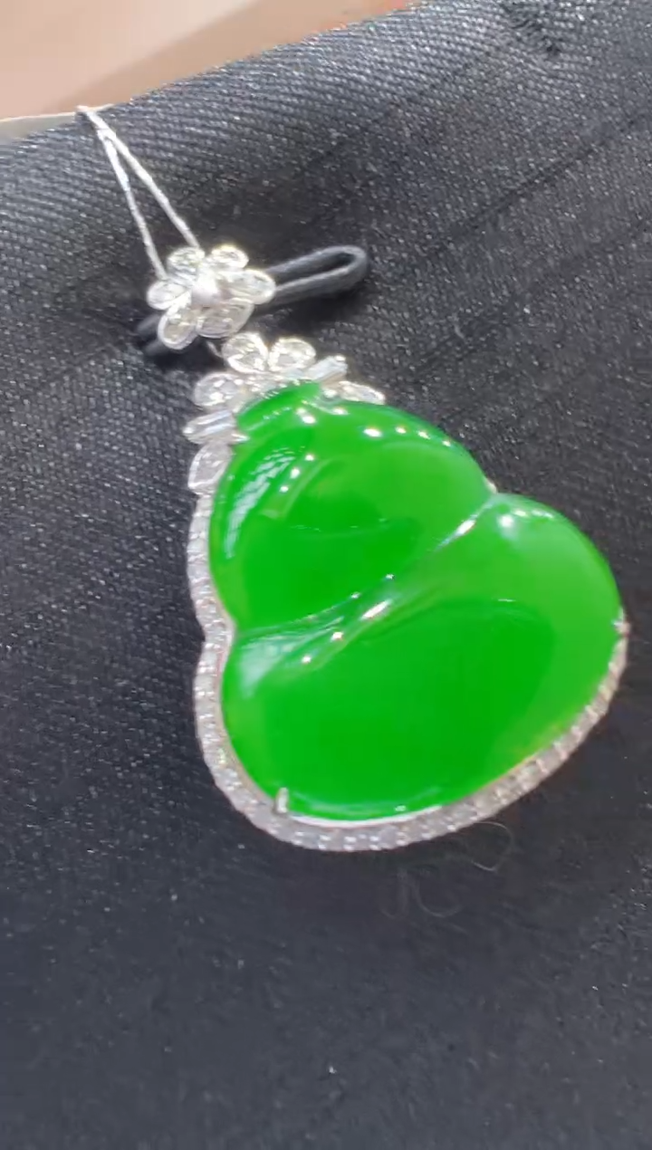 【闪购商品】翡翠吊坠(不含链)18K金镶嵌          