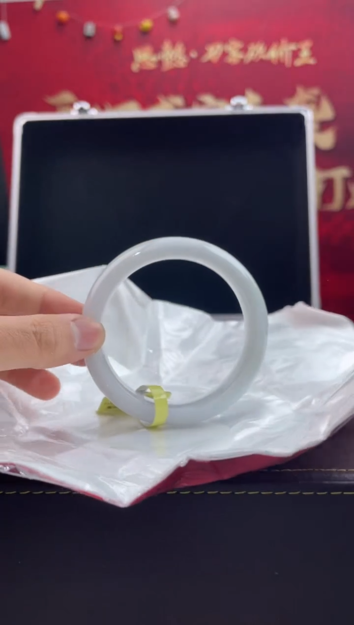 【闪购商品】翡翠手镯未镶嵌61翡翠手镯（微瑕）