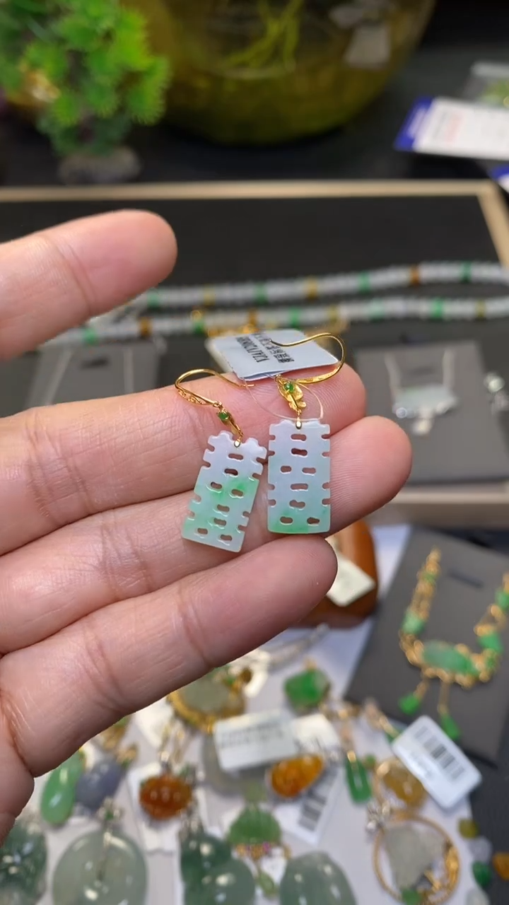 颈饰18K金镶嵌翡翠净货35832