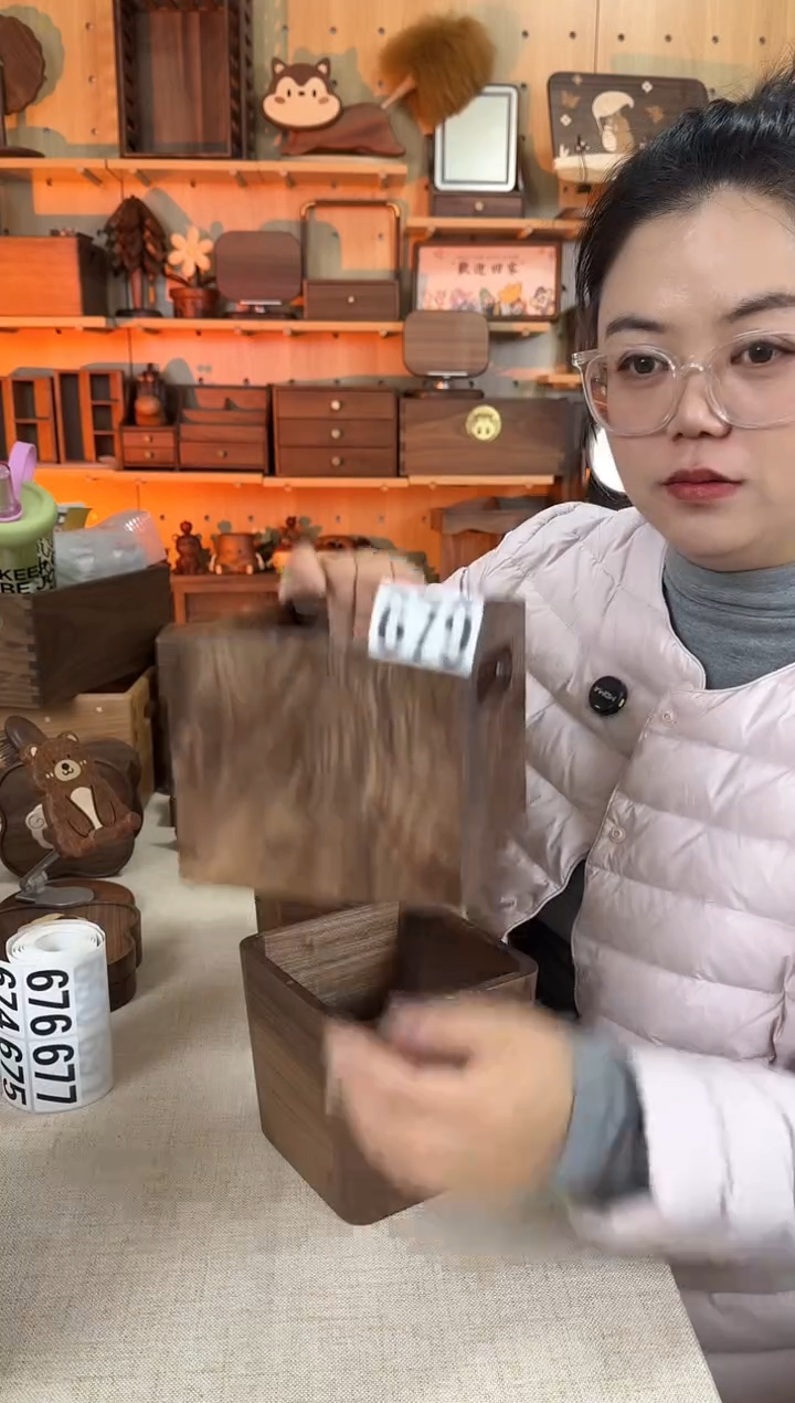 木6****6679号黑胡桃老料桌面方形收纳筐