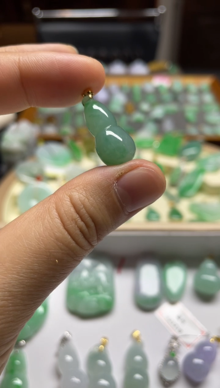 【闪购商品】翡翠18K金镶嵌颈饰葫芦