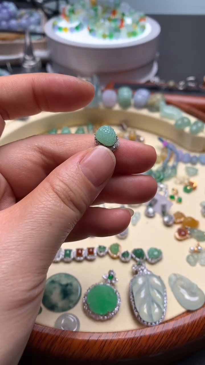 【闪购商品】翡翠颈饰银S925镶嵌翡翠镶嵌草莓 