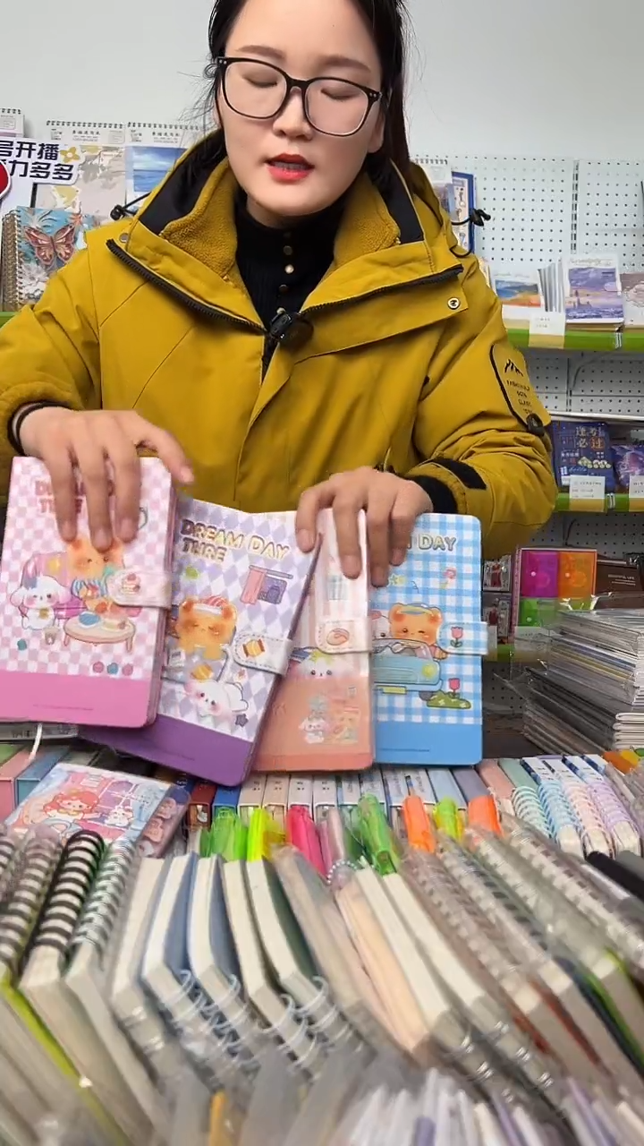 32K彩页磁扣手账112张-【夏奈日常】-4本/套