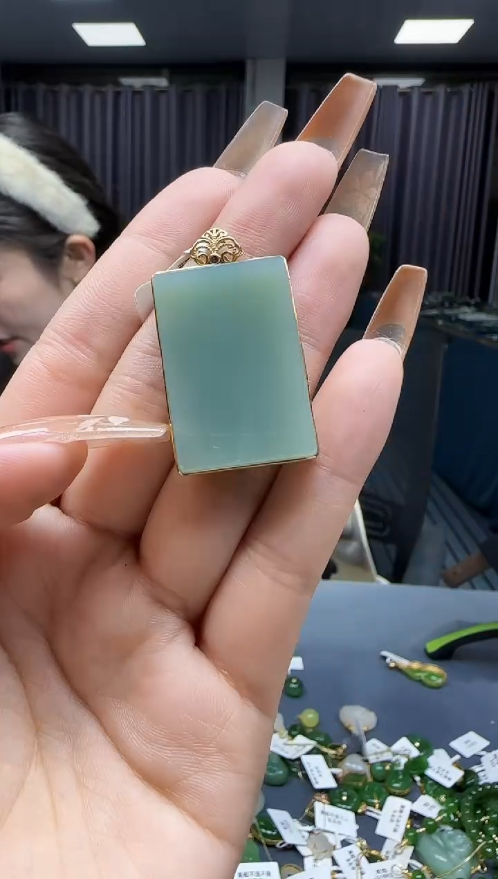 【闪购商品】和田玉挂件18K金镶嵌1