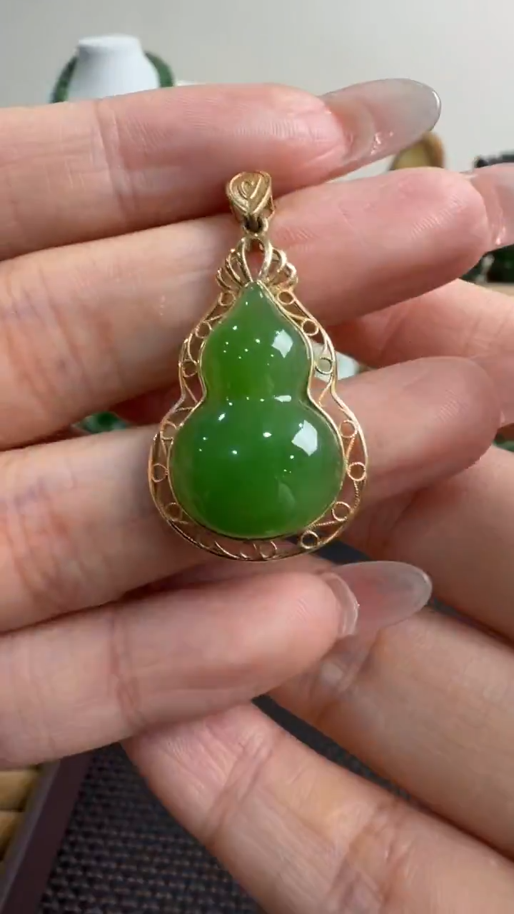 颈饰18K金镶嵌和田玉挂件