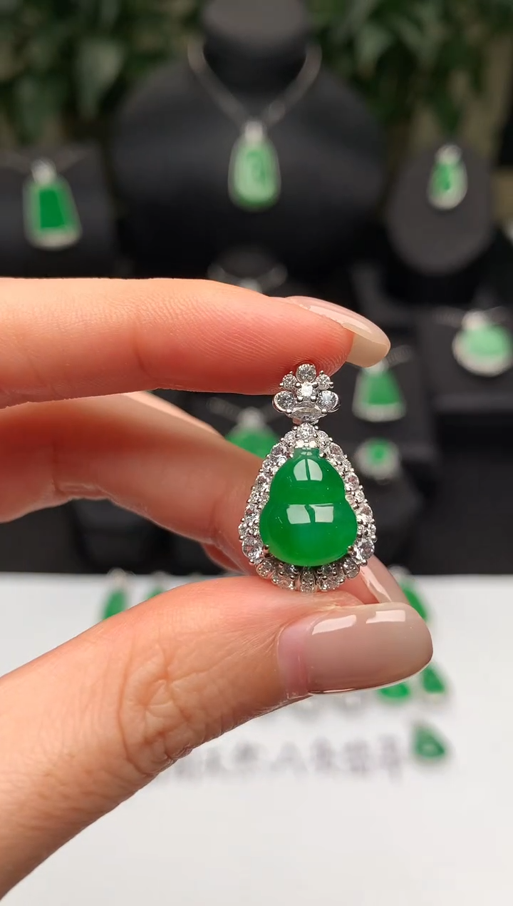 翡翠18K金镶嵌颈饰葫芦