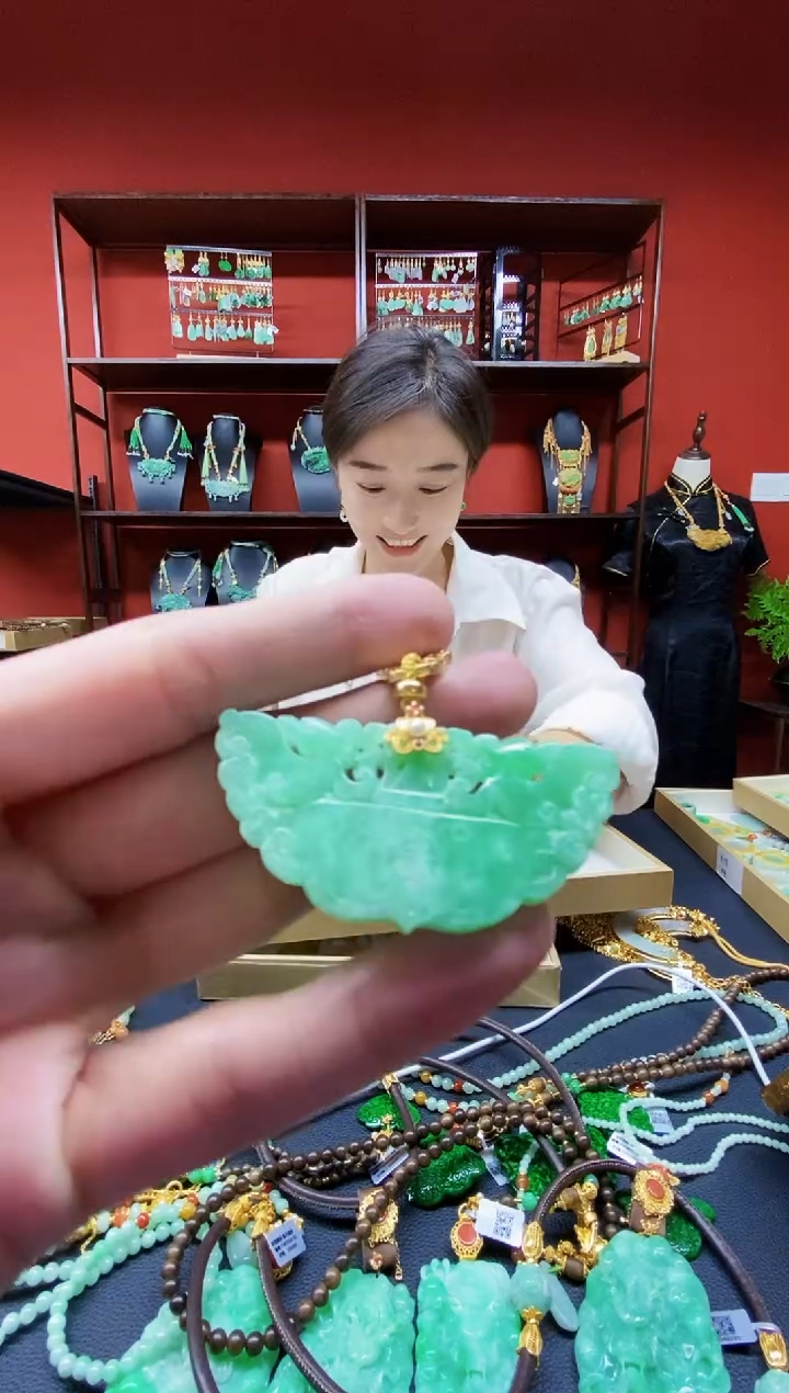 颈饰未镶嵌翡翠吊坠