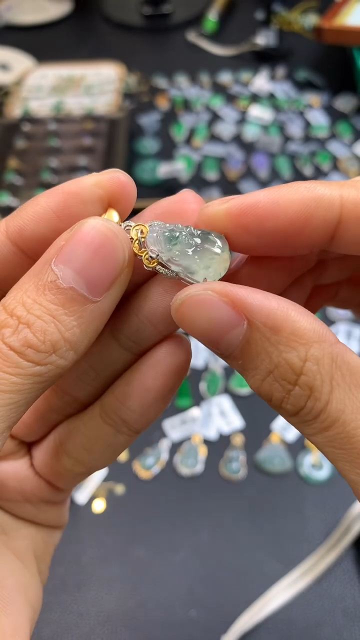 颈饰18K金镶嵌翡翠11868