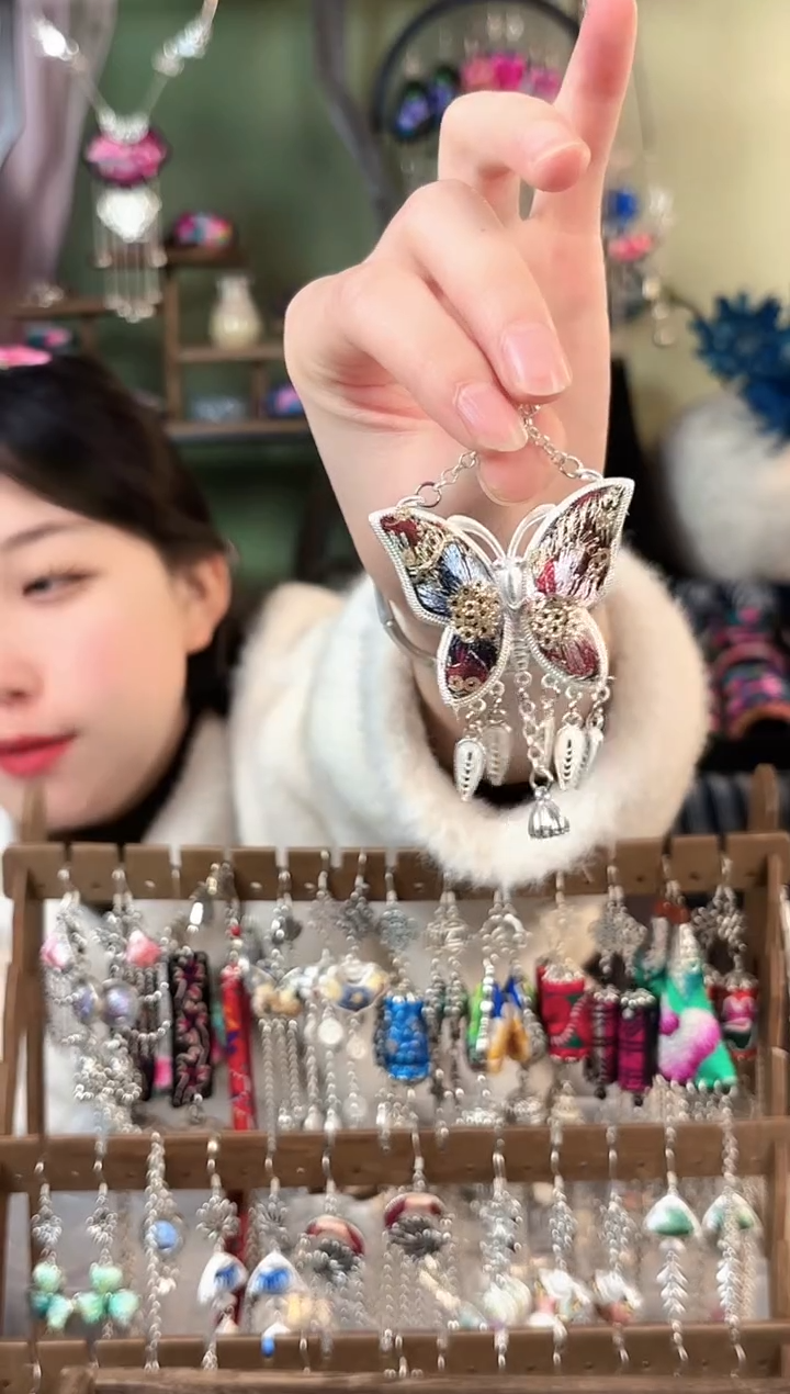 彩云南阁非遗老绣苗银饰品600