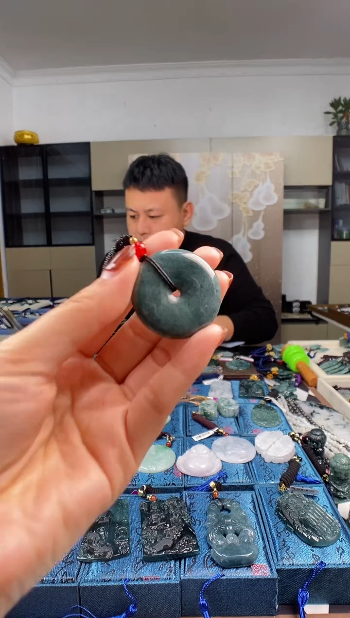 颈饰未镶嵌翡翠 多样性发其一